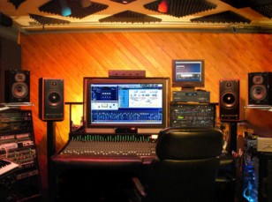 Voiceover Voice Professional voice recorded in Studio